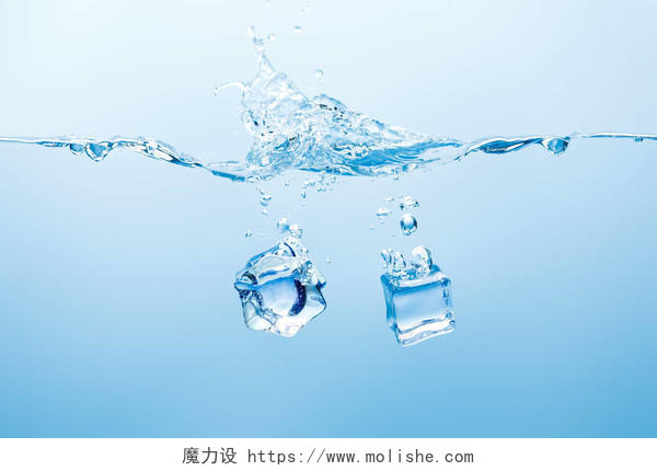 纯水与飞溅和冰块的蓝色背景夏至小暑大暑